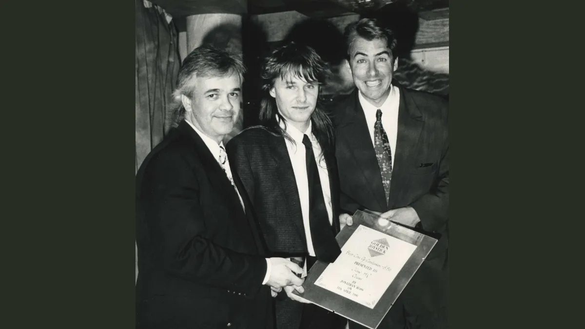 Архивно изображение: връчване на награда на Golden Joystick Awards през 1990 г. с водещия Джонатан Рос (вдясно)