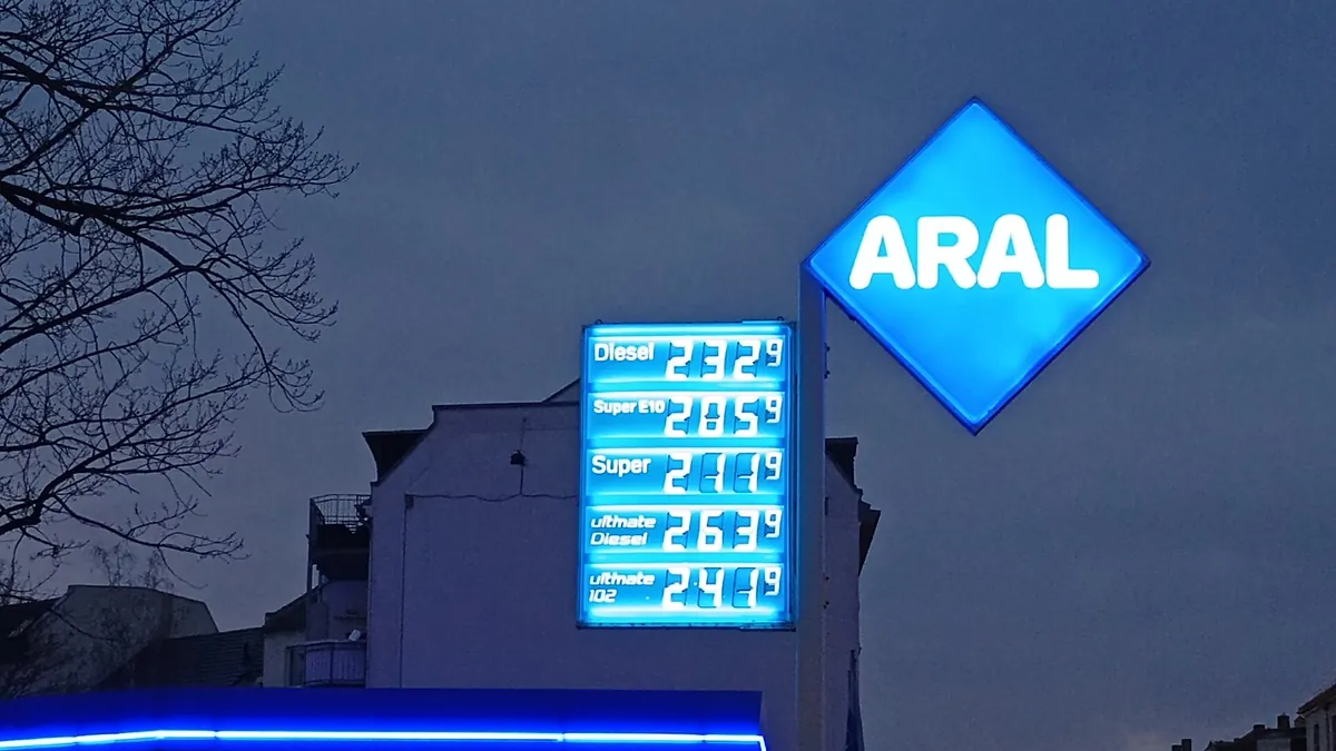 Архивна снимка (2026): Табло с цени на бензиностанция Aral в Лайпциг