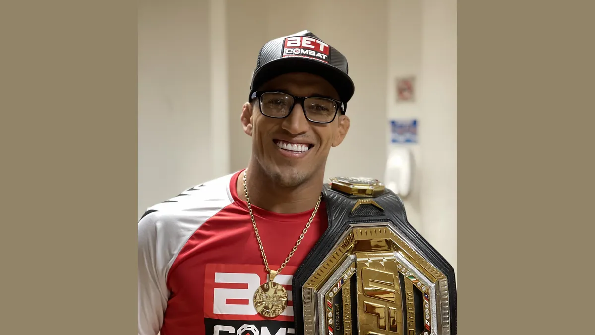 Charles Oliveira mit UFC-Gürtel (Archivbild)