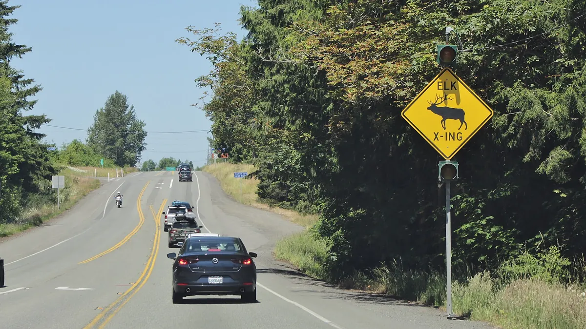Symbolbild: Warnschild vor Wapitis an einer Straße im US-Bundesstaat Washington