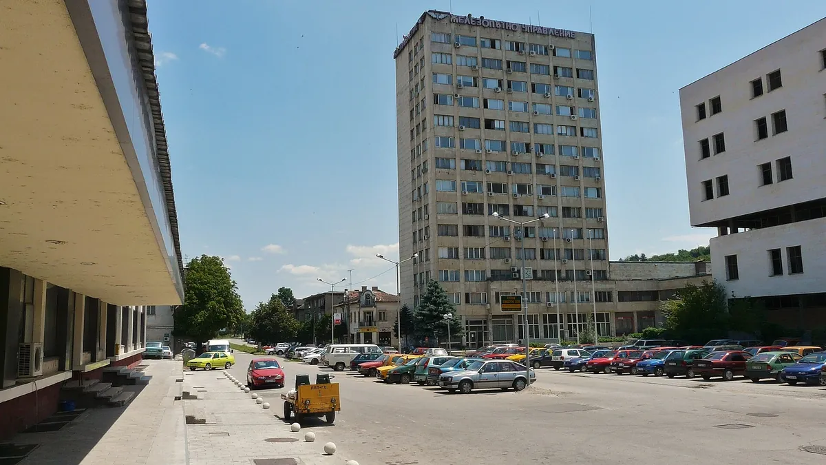 Архивна снимка (2009): Изглед пред жп гарата в Горна Оряховица