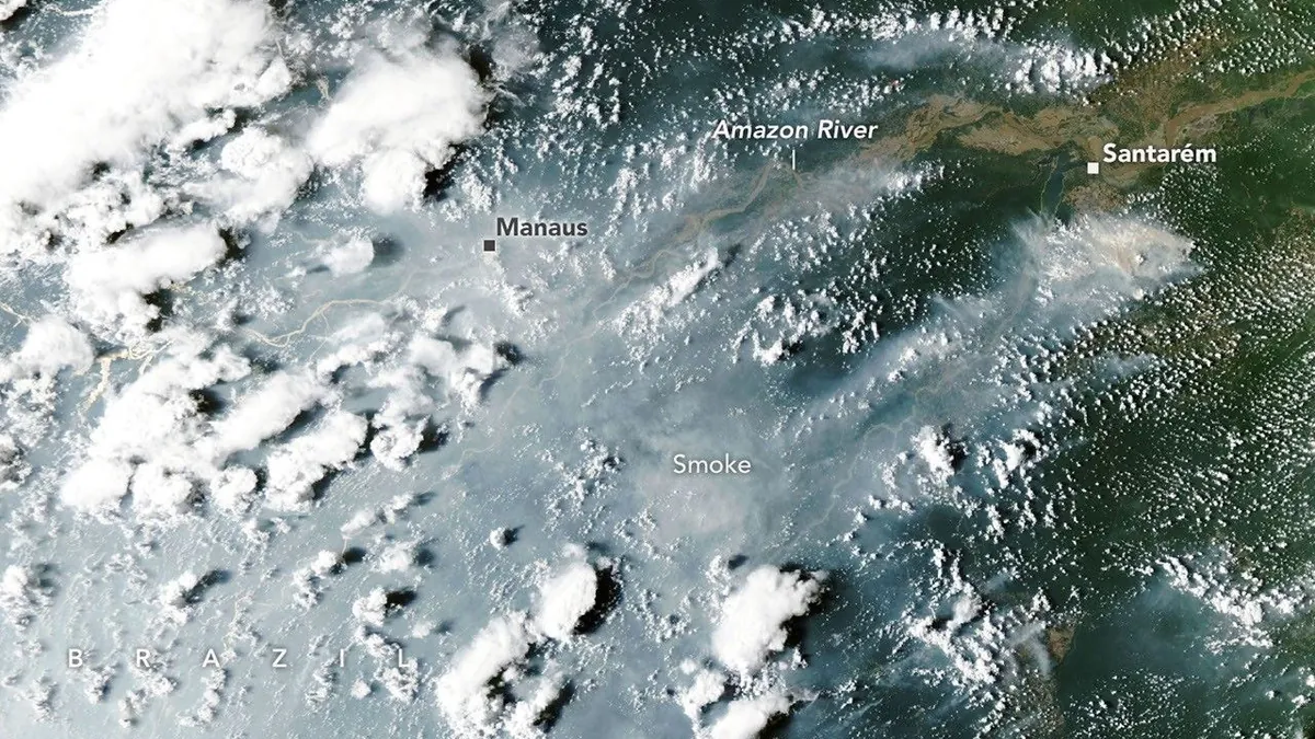 Archivbild: NASA-Satellitenbild mit Rauch von Bränden über dem Amazonasgebiet bei Santarém