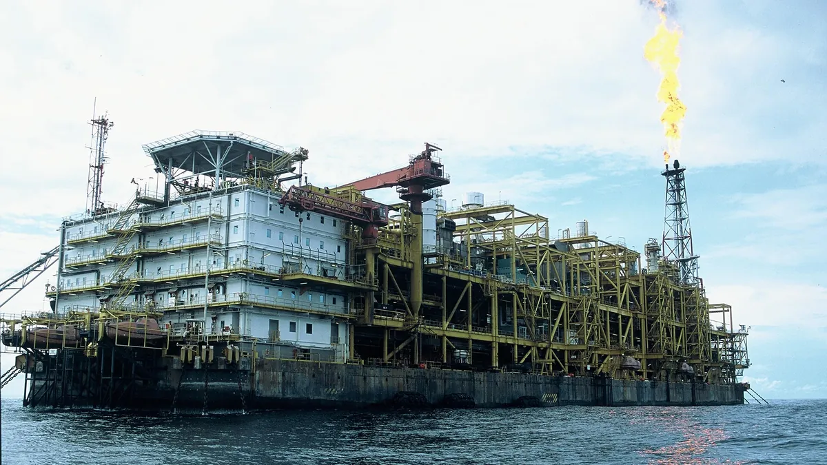 Символна снимка: изгаряне на газ на нефтената платформа N'Kossa край Конго