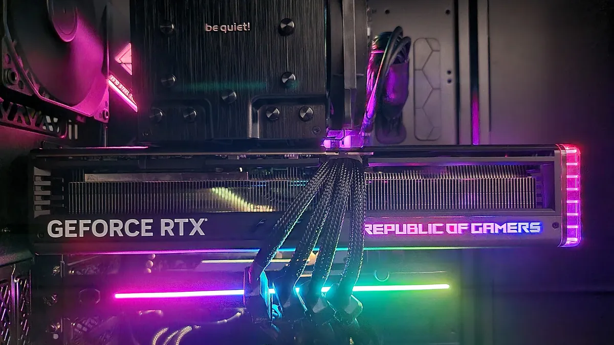 Илюстративна снимка: графична карта Nvidia RTX 4090 в компютър – не RTX PRO 5500