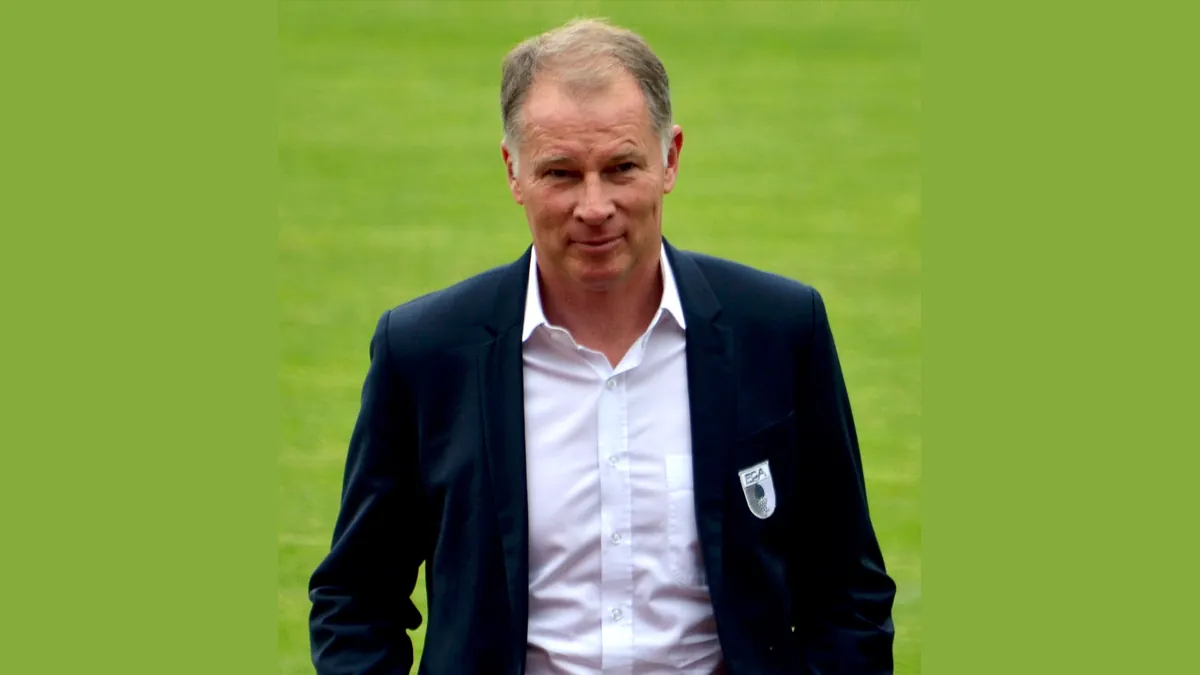 Archivbild: Stefan Reuter als Manager des FC Augsburg (2016)