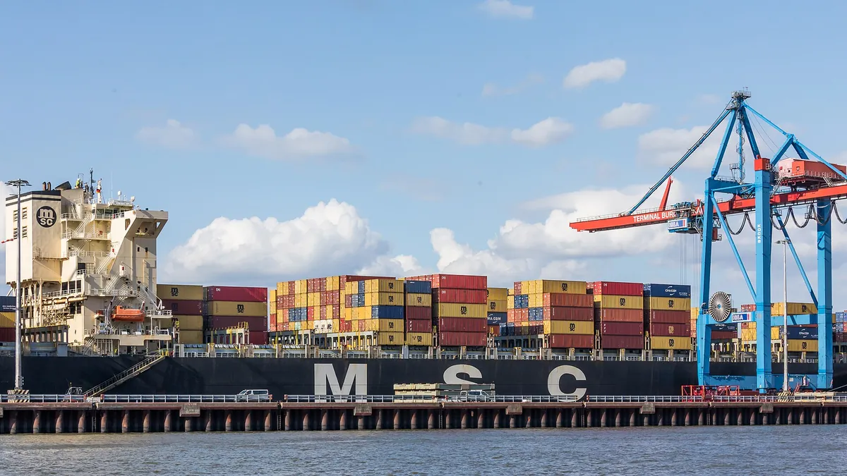 Symbolbild: Containerschiff am Terminal Burchardkai in Hamburg
