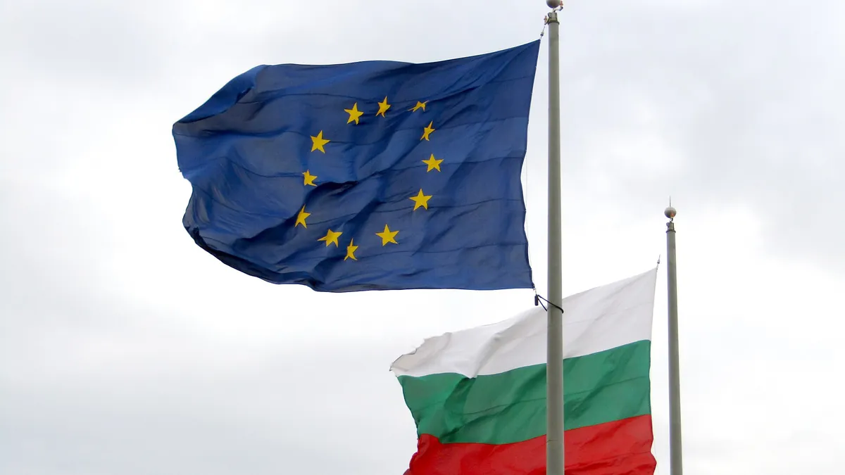 Илюстративна снимка: Знамената на ЕС и България в Морската градина в Бургас