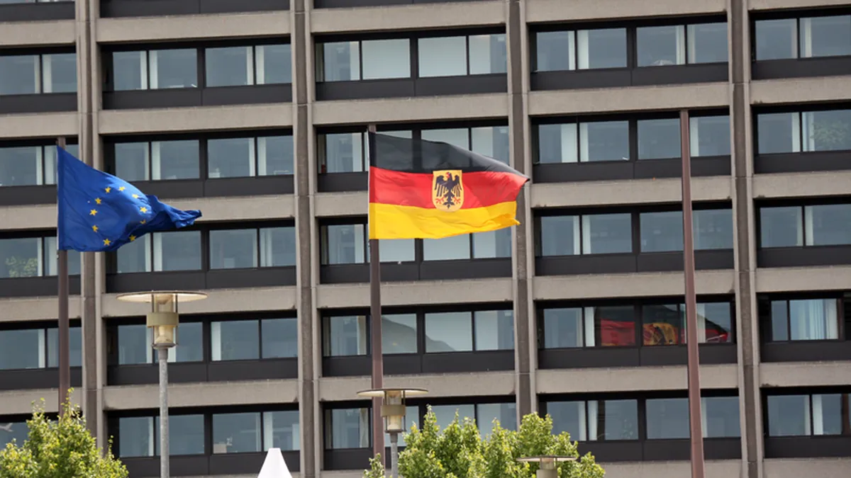 Archivbild: Europaflagge und Bundesdienstflagge vor der Bundesbank-Zentrale in Frankfurt
