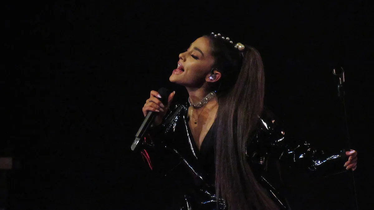 Ariana Grande mit ihrem typischen Pferdeschwanz auf der „Dangerous Woman Tour“ 2017 (Archivbild)