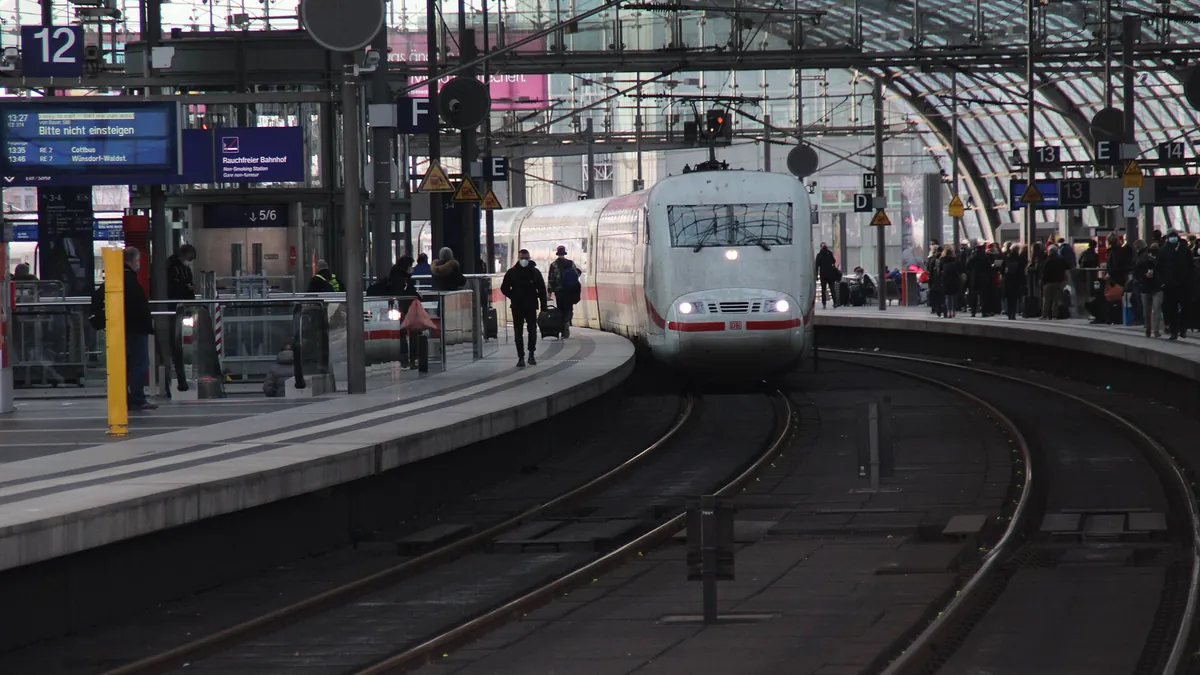 Влак ICE на Deutsche Bahn на перона (символна снимка)