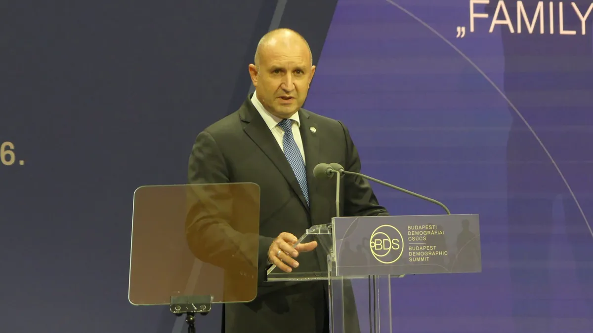 Архивна снимка: Румен Радев говори на трибуна на Демографския форум в Будапеща, 2023 г.