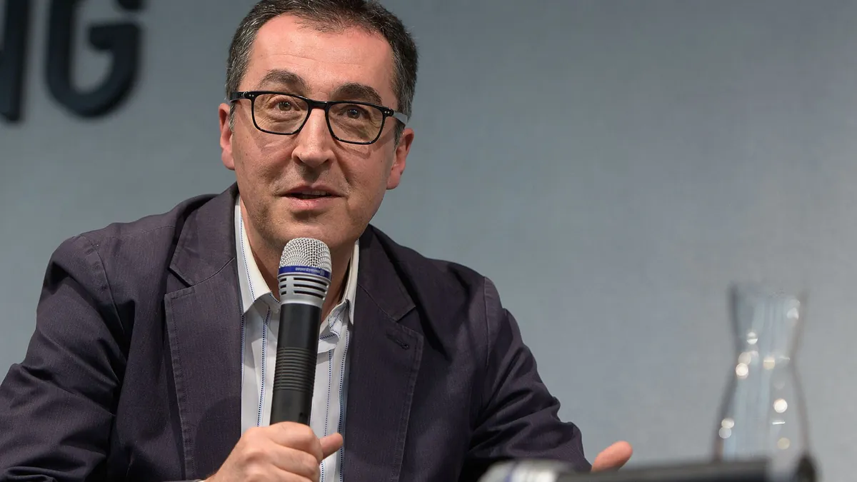 Archivbild: Cem Özdemir spricht mit Mikrofon in der Hand auf einem Podium