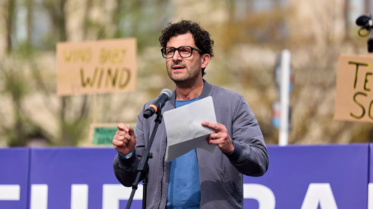 Archivbild: Luigi Pantisano spricht auf einer Demonstration in Berlin