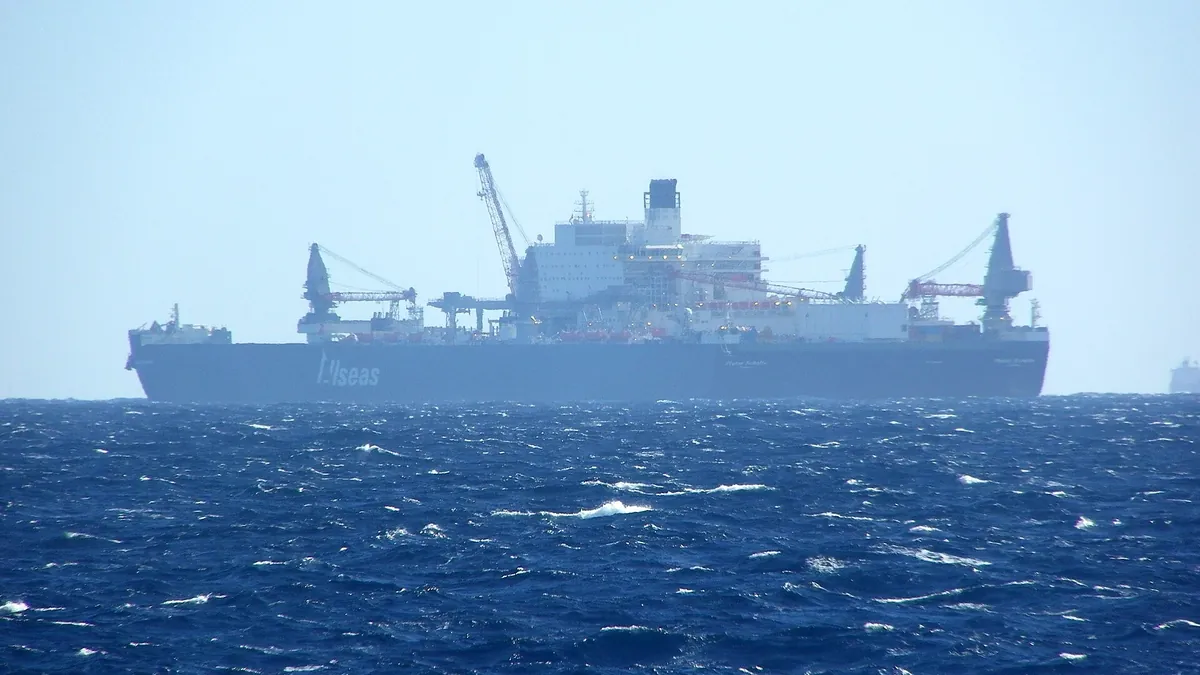 Архивна снимка: Специалният кораб „Pioneering Spirit“ (тогава „Pieter Schelte“) в морето, 2015 г.