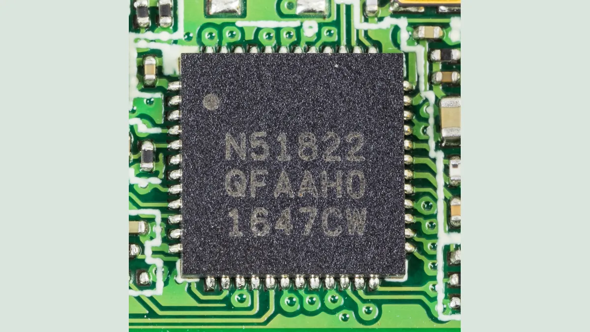 Symbolbild: Bluetooth-Chip nRF51822 von Nordic Semiconductor auf einer Platine