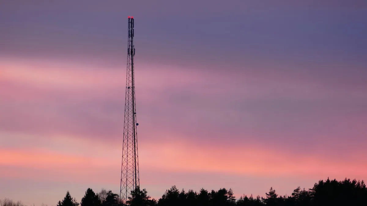 Symbolbild: Telekommunikationsmast bei Sonnenuntergang in Schweden