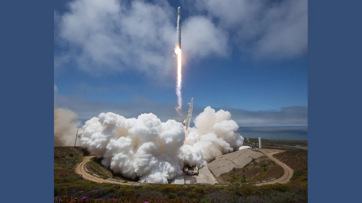 Илюстративна снимка: Старт на ракета Falcon 9 от базата Ванденбърг в Калифорния