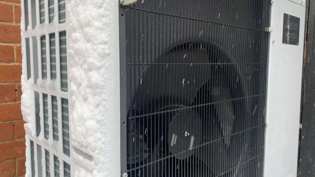 Symbolbild: Außeneinheit einer Wärmepumpe mit Reif im Schnee