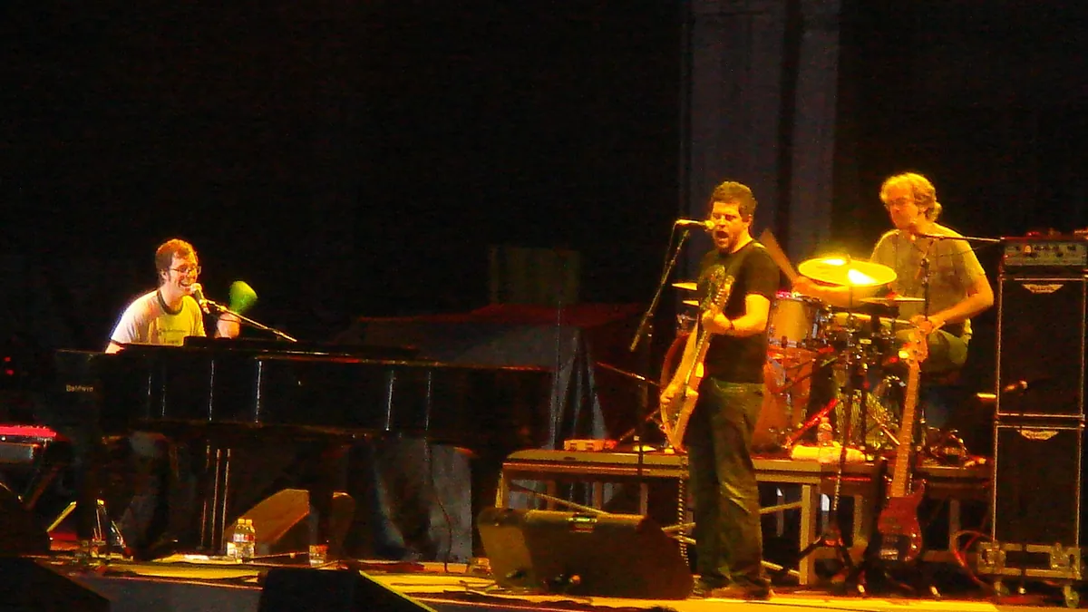 Архивна снимка: Ben Folds Five на сцената в Сан Исидро, Калифорния, 2007 г.