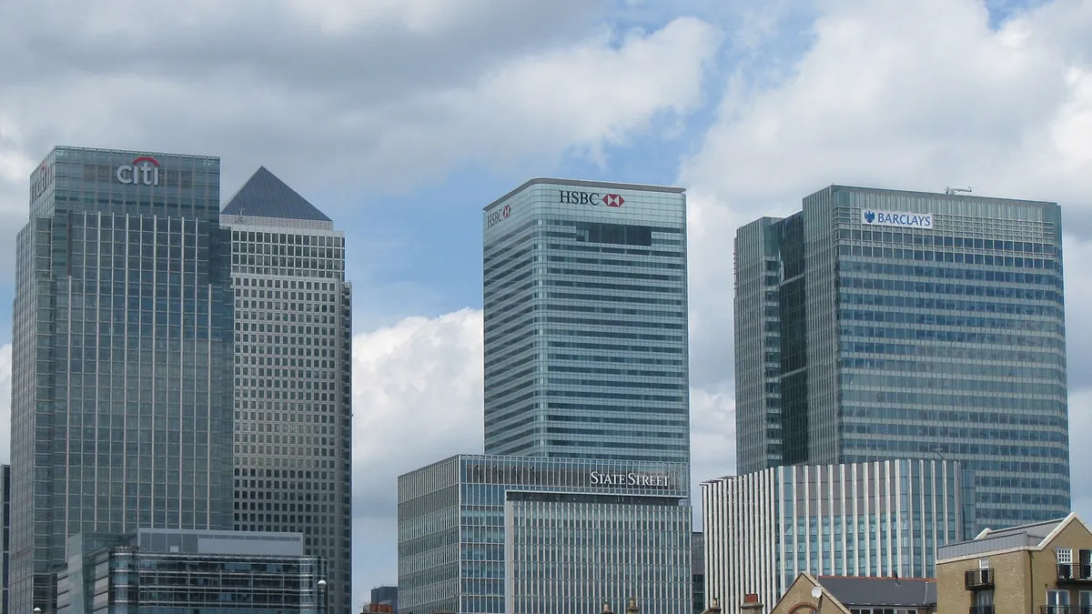 Archivbild: Hochhäuser in Canary Wharf in London, rechts die Barclays-Zentrale