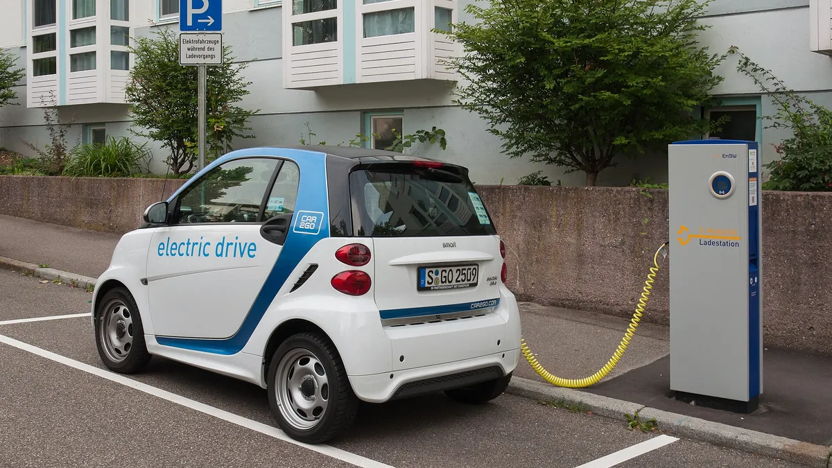 Symbolbild: Elektroauto an einer Ladestation in Stuttgart