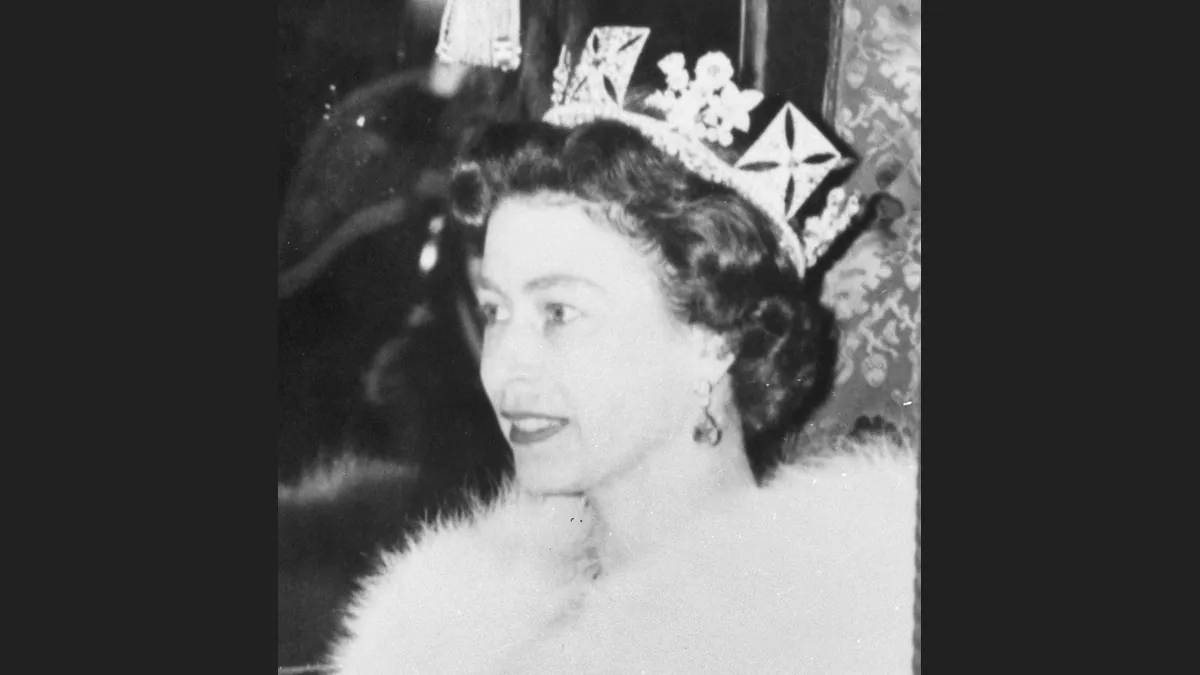 Кралица Елизабет II през 1965 г. на път за откриването на парламента в Лондон (архивна снимка)