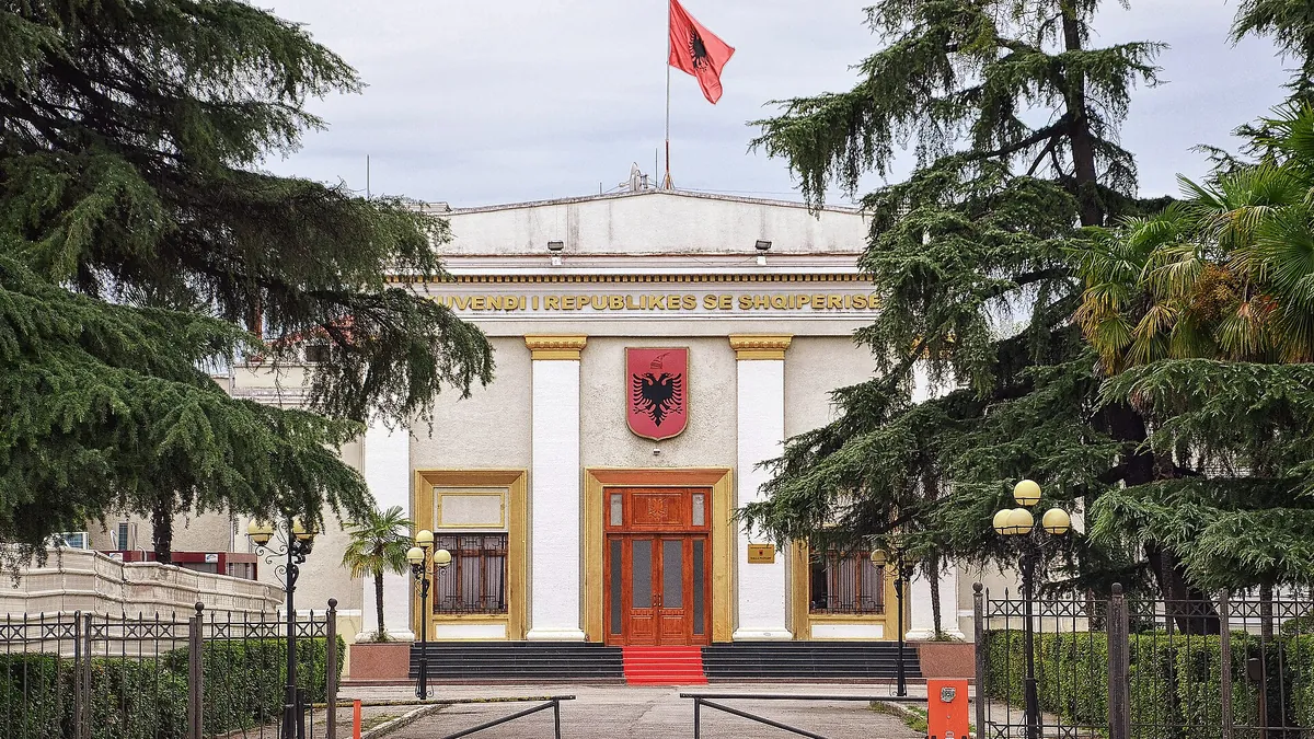 Архивна снимка: сградата на Народното събрание на Албания в Тирана