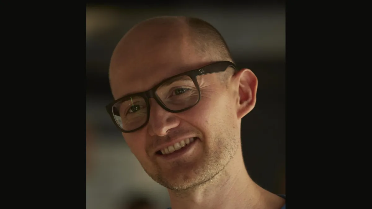 Archivbild: „Clayface“-Regisseur James Watkins bei Dreharbeiten zur Serie „McMafia“