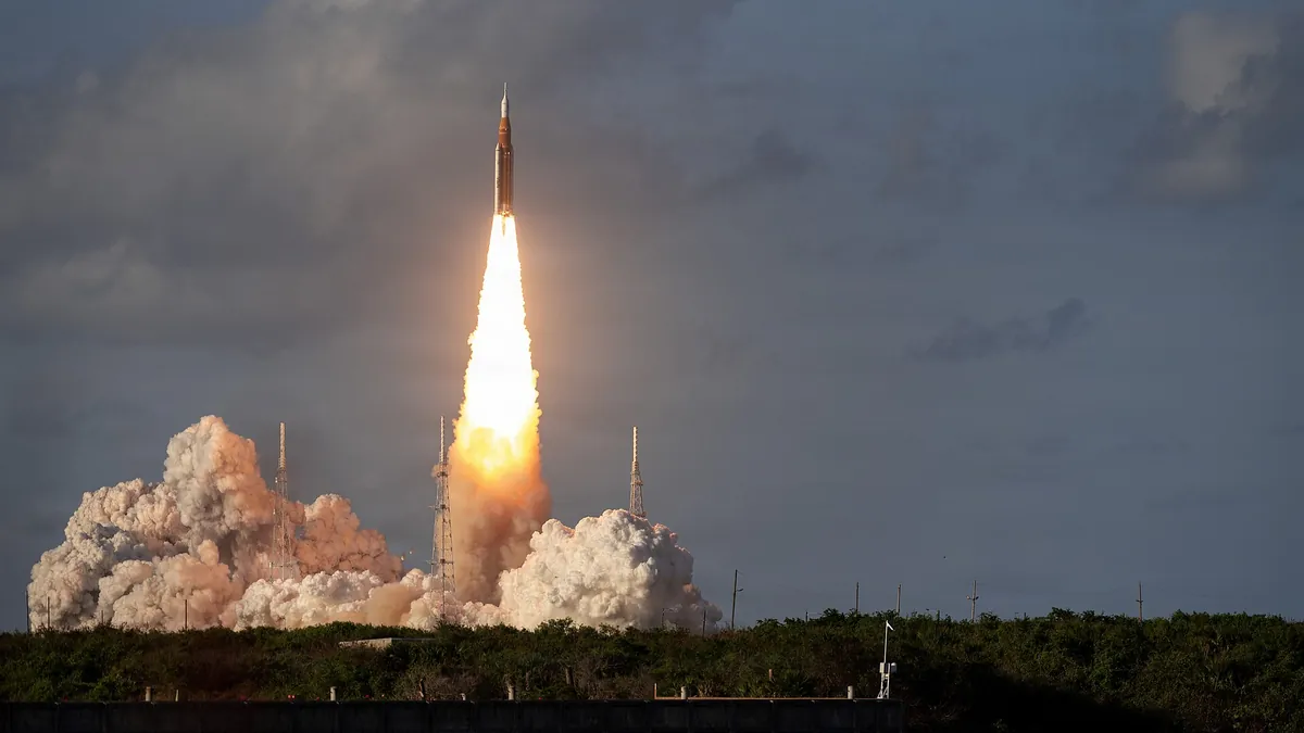 Архивна снимка: ракетата SLS изстрелва мисията Artemis II от Космическия център „Кенеди“, април 2026 г.