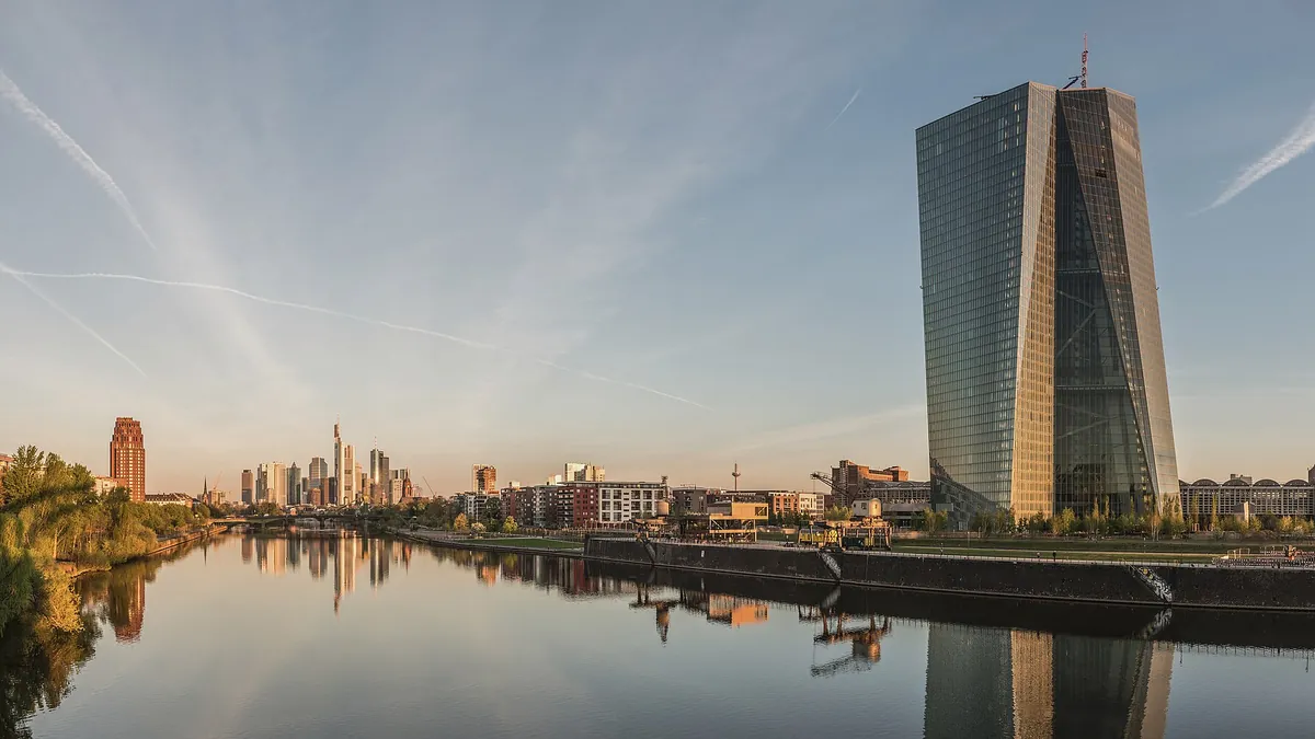 Symbolbild: Sitz der Europäischen Zentralbank und Skyline von Frankfurt am Main