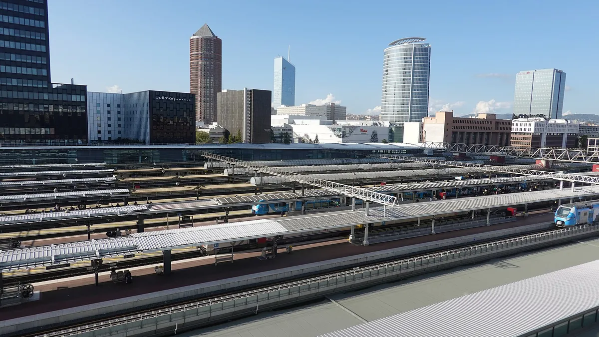 Symbolbild (Archiv): Blick über den Bahnhof Lyon Part-Dieu auf die Skyline von Lyon, Sitz von Arkane Lyon