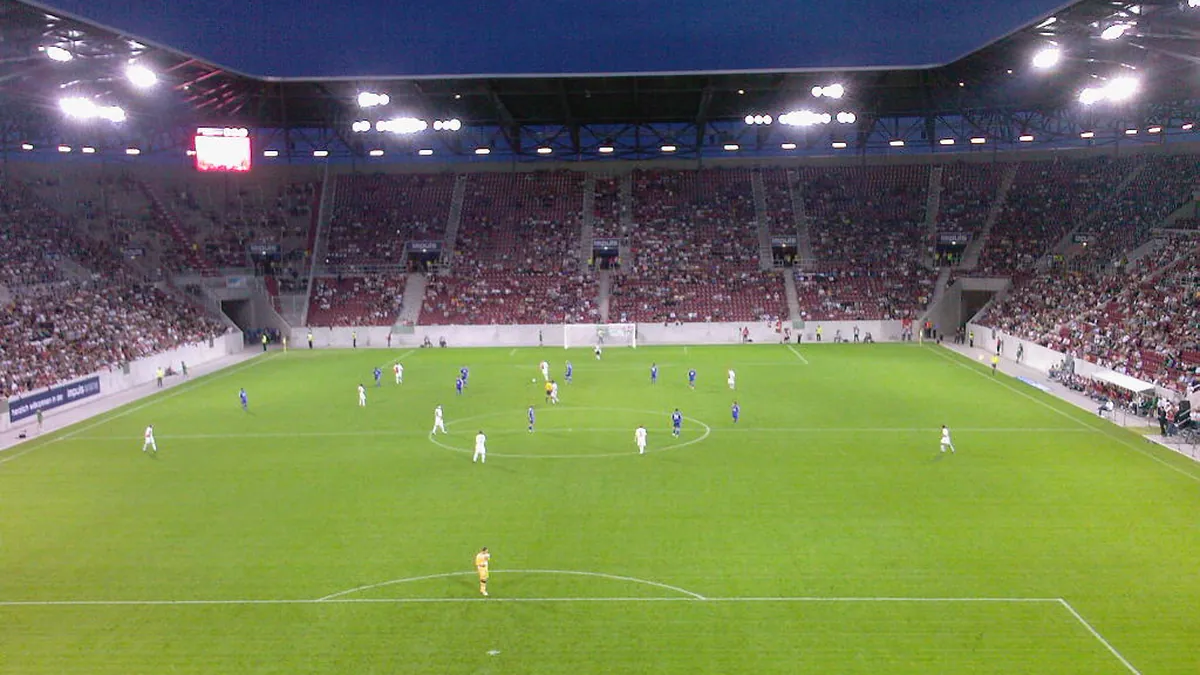 Stadion des FC Augsburg bei einem Spiel (Archivbild)