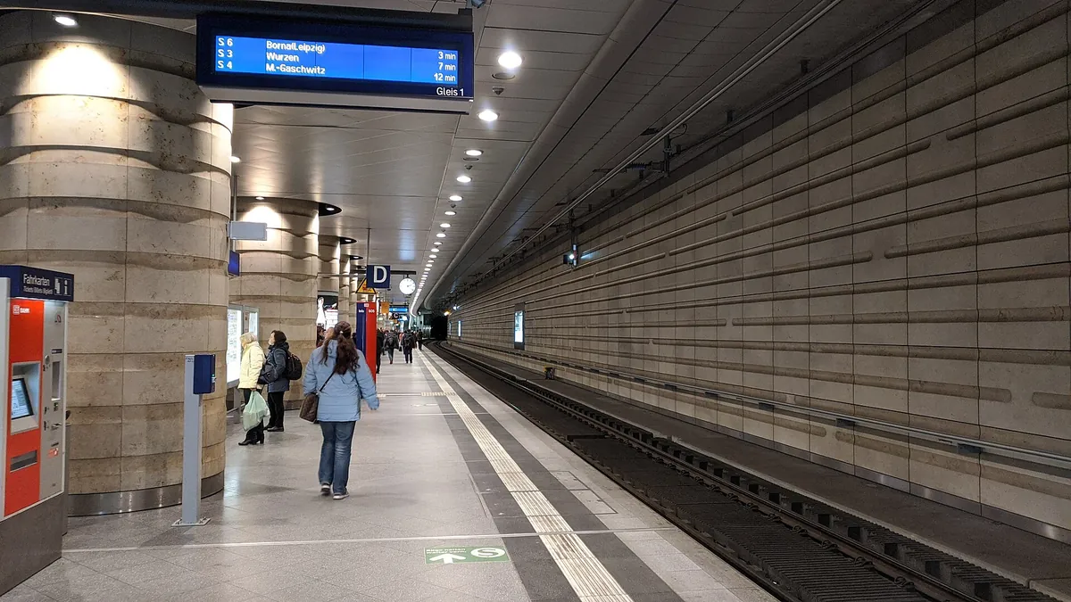 Bahnsteig in einem deutschen Bahnhof (Symbolbild)