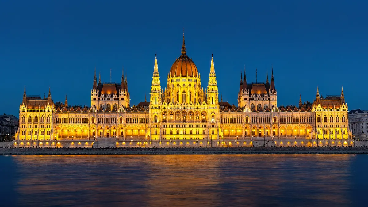 Symbolbild: Ungarisches Parlamentsgebäude in Budapest, 2023