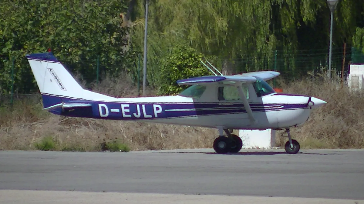 Символна снимка: Самолет Cessna 150 на летище Портимао, 2014 г.