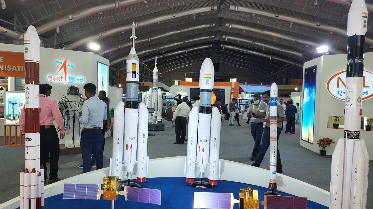 Символна снимка: Макети на ракети и спътници на ISRO на изложение в Бенгалуру, 2022 г.