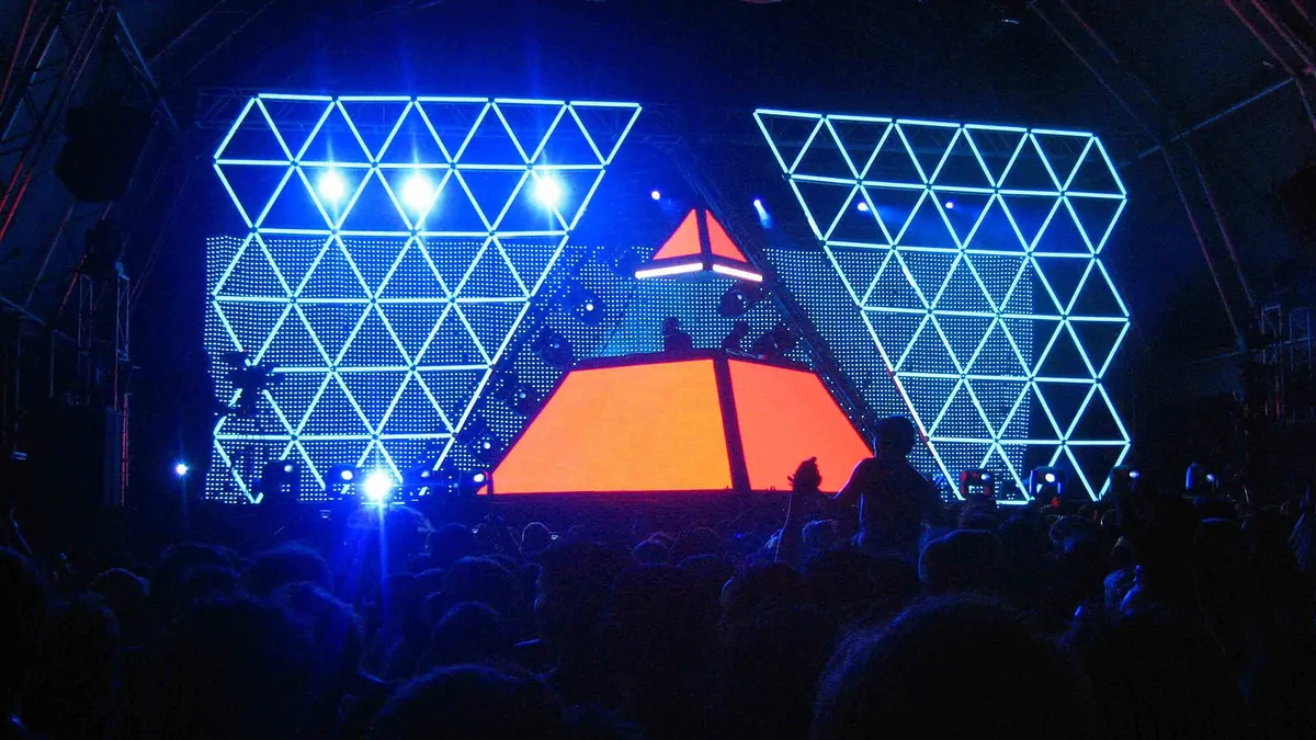 Архивна снимка: Daft Punk със сцената пирамида на фестивала Summercase през 2006 г. в Барселона