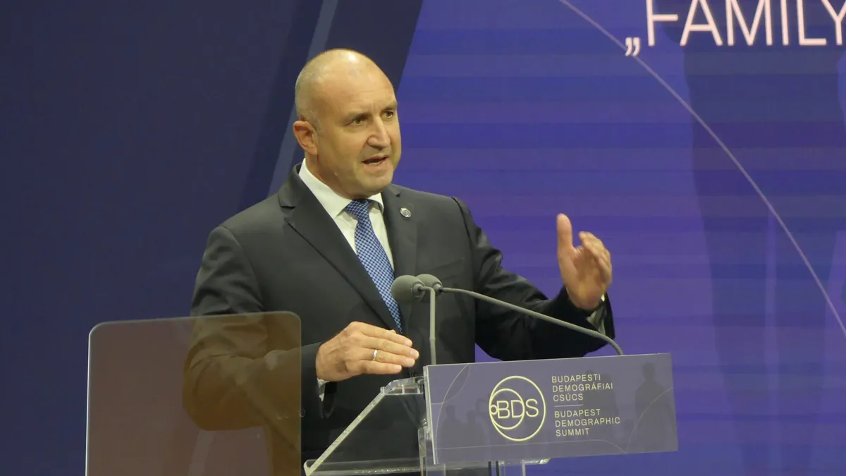 Архивна снимка: Румен Радев говори на Демографския форум в Будапеща, 2023 г.