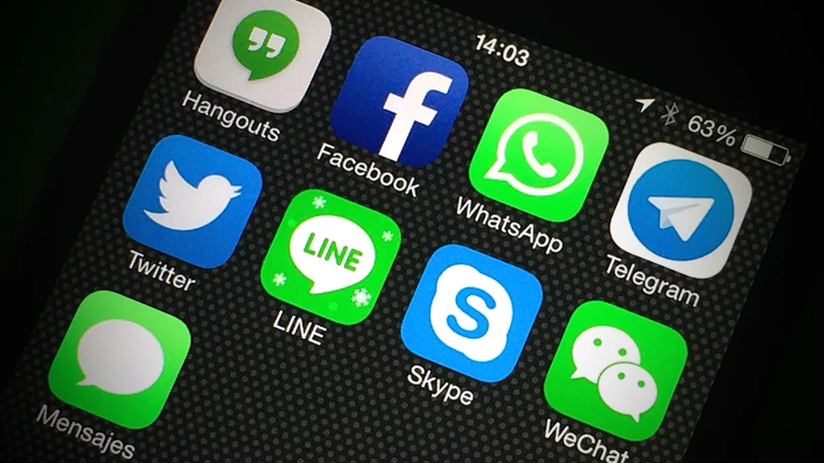 Символна снимка: иконки на Facebook и други приложения на смартфон