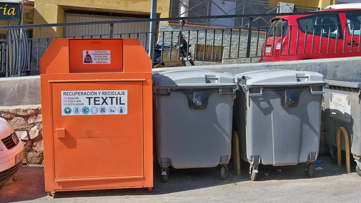 Symbolbild: Sammelcontainer für Alttextilien neben Müllcontainern in Málaga, Spanien
