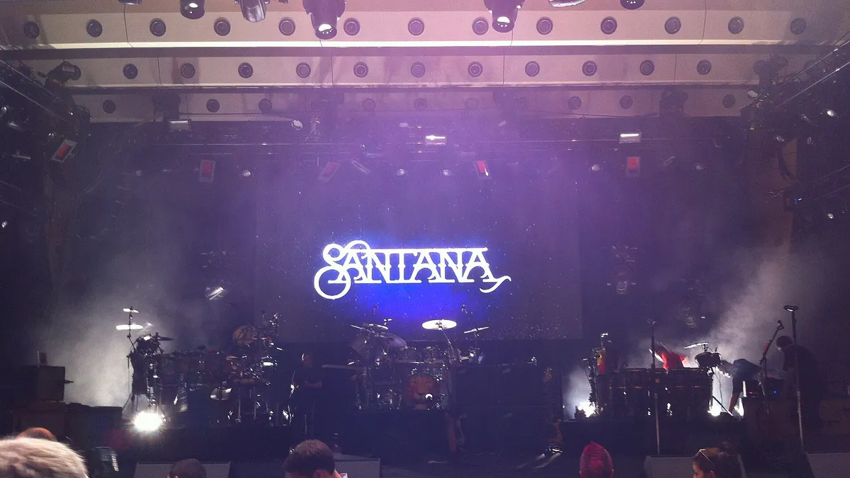 Сцена с надпис Santana на фестивала Ravinia (архивна снимка, 2012 г.)