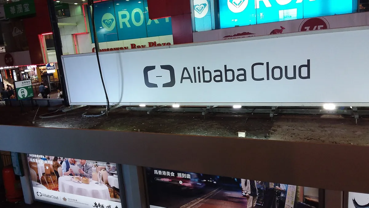 Symbolbild: Werbung für Alibaba Cloud an einer Straßenbahnhaltestelle in Hongkong