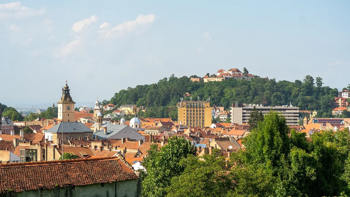 Symbolbild: Blick über die Dächer der Altstadt von Brașov
