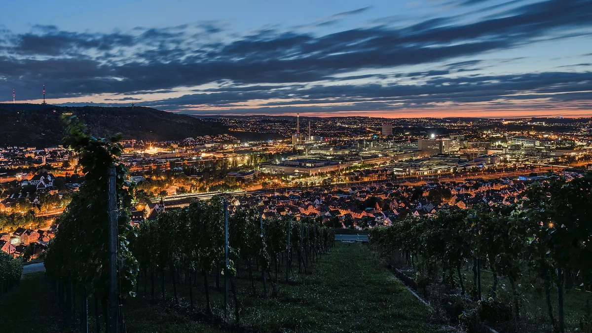 Blick auf Stuttgart mit dem Mercedes-Benz-Werk Untertürkheim (Archivbild)