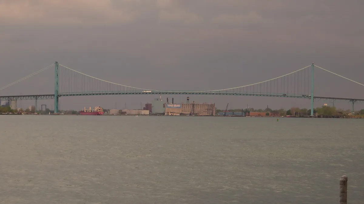 Symbolbild: Ambassador Bridge zwischen Detroit und Windsor