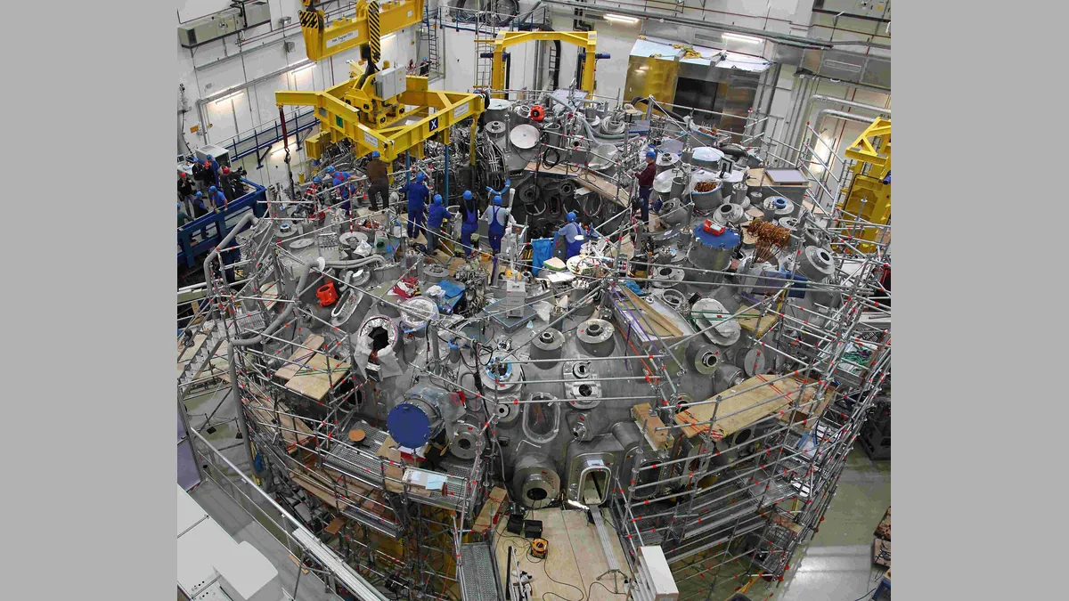 Archivbild: Montage von Wendelstein 7-X in der Torushalle in Greifswald (2011)