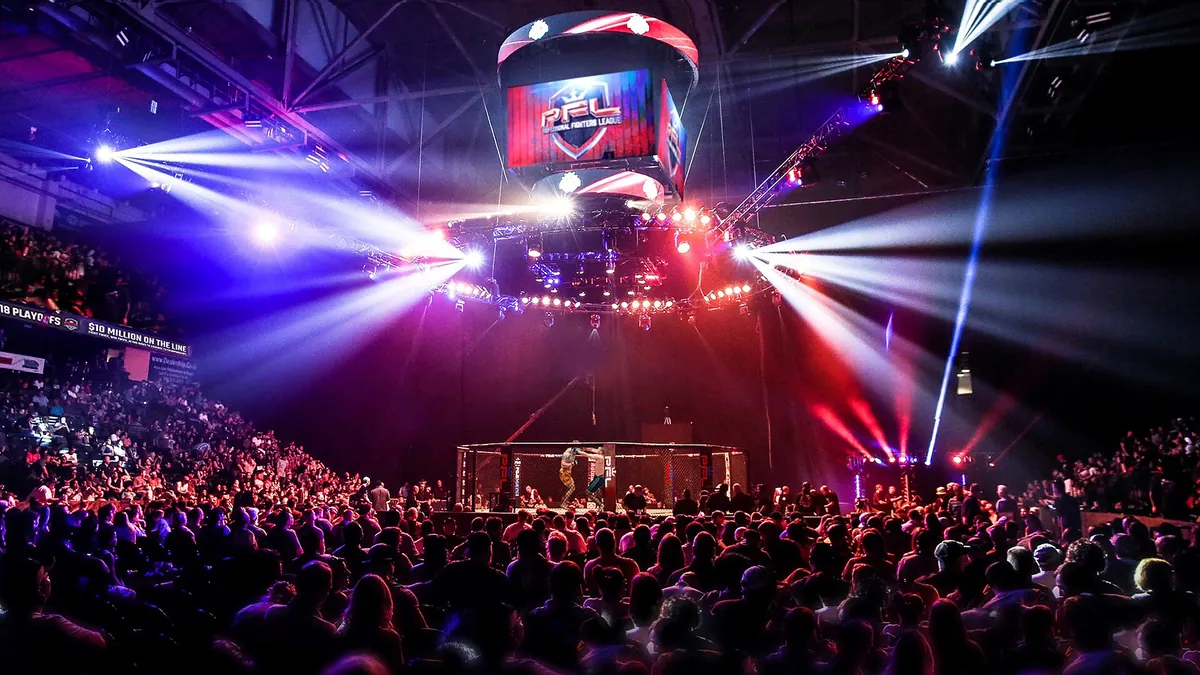Cage and crowd at a PFL event in 2018 (symbolic image)