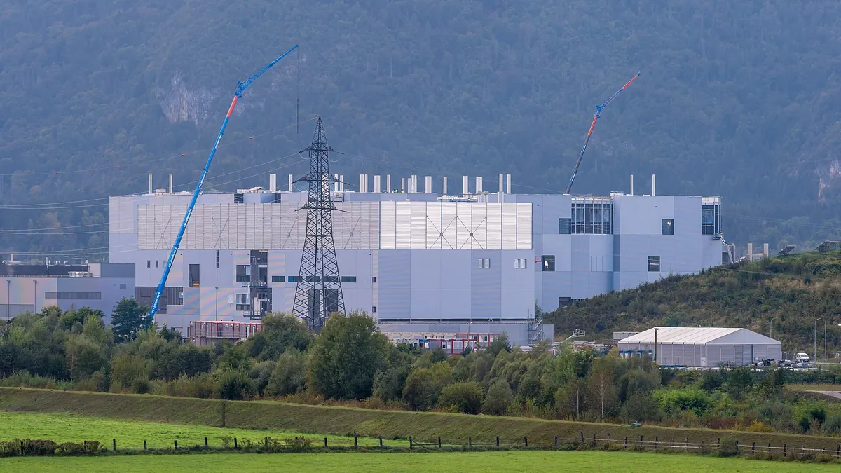 Архивна снимка: Строежът на чип фабриката на Infineon във Филах, 2020 г.