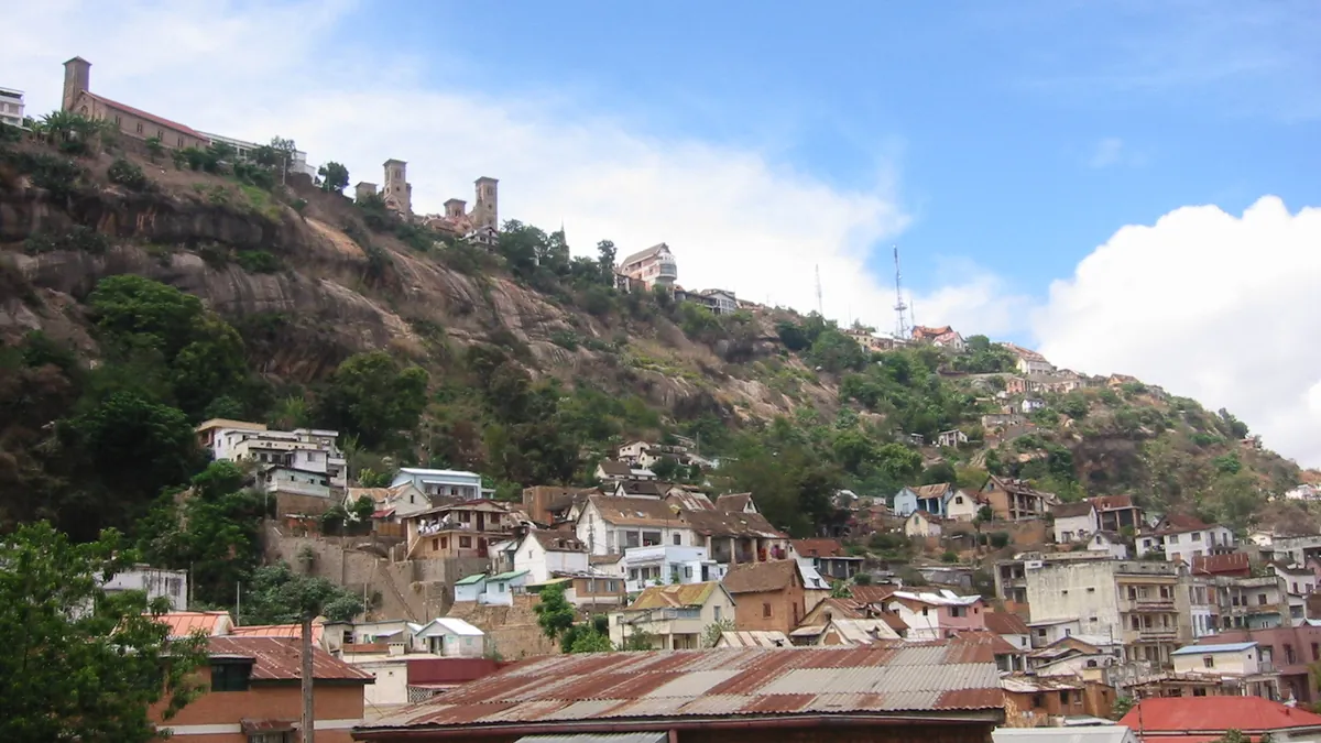 Blick auf Antananarivo, die Hauptstadt Madagaskars, mit dem Rova-Palast auf dem Hügel (Symbolbild)