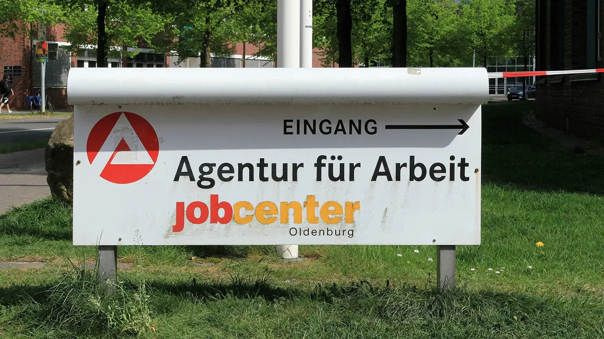 Symbolbild: Schild von Agentur für Arbeit und Jobcenter in Oldenburg